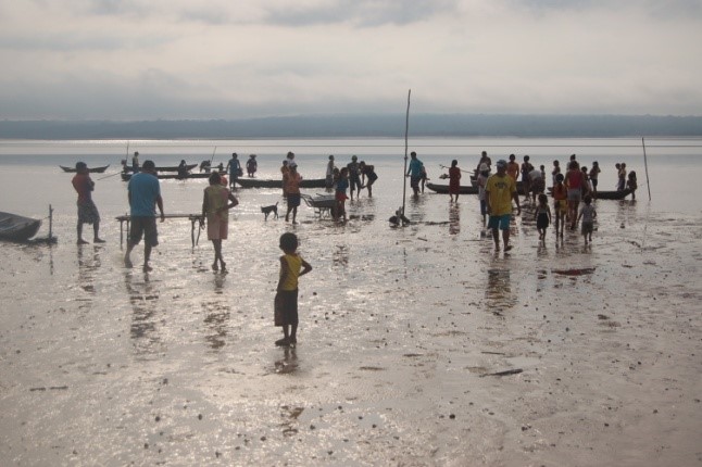 RC Image 3 research summary The community gather at sunrise to paddle to the graveyard and ‘enterrar’ (bury) Seu Dennis. His death the night before catalysed inter-community movement all along the river, as people came with wood, animals, coffee and hammocks to contribute to the man